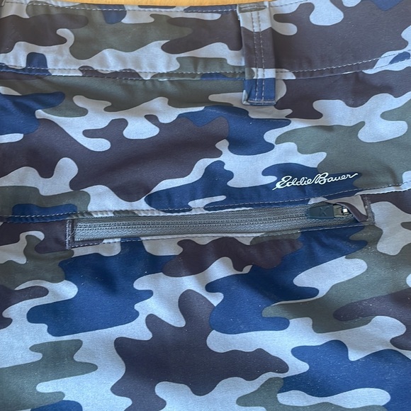 Mens Eddie Bauer Camo stretch shorts - light weight with multiple pockets EUC - Picture 5 of 6